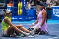 女子テニス、東レ・パンパシフィック・オープン、シングルス1回戦。負傷したダリア・サビル（左）を心配する大坂なおみ（2022年9月20日撮影）。(c)Philip FONG/ AFP