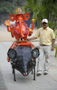 インド・ハイデラバード（Hyderabad）で、ネズミの上に乗ったヒンズー教の神ガネーシャ（Ganesh）のロボットを披露するデザイナーのスダカール・ヤダブ（Sudhakar Yadav）氏（2012年9月18日撮影）。(c)AFP/Noah SEELAM