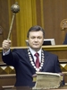 ウクライナの首都キエフ（Kiev）の議会で、大統領就任の宣誓を行った後、権力の象徴である「ブラバ」を掲げるビクトル・ヤヌコビッチ（Viktor Yanukovych）新大統領（2010年2月25日撮影）。(c)AFP/ANASTASIA SIROTKINA