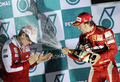 10F1第17戦、韓国GP決勝。優勝し、表彰台でシャンパンを振るフェラーリのフェルナンド・アロンソ（右）。（2010年10月24日撮影）(c)AFP/PETER PARKS
