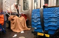 米ニューヨークの地下鉄車内で眠るホームレス（2020年4月29日撮影）。(c)Angela Weiss / AFP