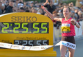 第5回横浜国際女子マラソン（Yokohama Women&apos;s Marathon）。トップでゴールするロシアのアルビナ・マヨロワ（Albina Mayorova、2013年11月17日撮影）。(c)AFP/KAZUHIRO NOGI