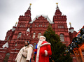 ロシア首都モスクワ中心部の赤の広場で開かれている市場を楽しむ人々（2022年11月28日撮影）。(c)Yuri KADOBNOV / AFP