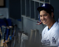 24MLB、ロサンゼルス・ドジャース対コロラド・ロッキーズ。ダッグアウトで笑顔を見せるロサンゼルス・ドジャースの大谷翔平（2024年6月1日撮影）。(c)Harry How/Getty Images/AFP
