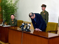 スパイ活動を行っていたとして北朝鮮に拘束され、平壌で開かれた「記者会見」で頭を下げる韓国人の崔春吉（チェ・チュンギル）氏。国営朝鮮中央通信が配信（2015年3月26日配信）。(c)AFP/KCNA via KNS