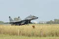 インド・アーメダバードから約350キロに位置する空軍基地で離陸するミグ29戦闘機（2014年9月23日撮影）。(c)SAM PANTHAKY / AFP