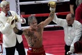 ロシアのモスクワ（Moscow）で行われたボクシングのエキシビションマッチで勝利を収め、勝ち名乗りを上げる62歳のハリウッド俳優ミッキー・ローク（Mickey Rourke、2014年11月28日撮影）。(c)AFP/ALEXANDER NEMENOV