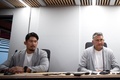 ラグビーW杯フランス大会の開幕を控え、トゥールーズで会見に臨む日本のジェイミー・ジョセフHC（右）と姫野和樹（2023年9月2日撮影）。(c)Matthieu RONDEL / AFP