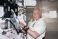 宇宙飛行中の米スペースシャトル「ディスカバリー」内で撮影された宇宙飛行士のジョン・グレン氏（1998年11月6日提供）。(c)AFP/NASA