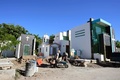 メキシコ北西部シナロア州のハルディネス・デル・フマヤ墓地で建造中の麻薬密売人の墓（2016年12月11日撮影）。(c)AFP/ALFREDO ESTRELLA