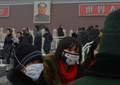 北京（Beijing）市内は30日もスモッグが垂れ込める1日となった。北京市当局は同日、スモッグへの緊急対策を実施するとともに、住民に屋内にとどまるよう呼びかけた。

写真はマスクを付けて天安門広場（Tiananmen Square）を訪れる人々（2013年1月30日撮影）。(c)AFP/Mark RALSTON