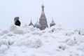 ロシア・モスクワ中心部の赤の広場で、マスクを着用した人（2020年12月25日撮影）。(c)Kirill KUDRYAVTSEV / AFP