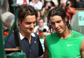 全仏オープン・テニス2008・男子シングルスの決勝を終え、健闘を称え合うラファエル・ナダル（右）とロジャー・フェデラー。（2008年6月8日撮影）(c)AFP/THOMAS COEX