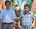 フィリピンのロドリゴ・ドゥテルテ大統領（右）の地元、南部ミンダナオ島のダバオ市で、フィリピンワシの命名式に出席した安倍晋三首相（2017年1月13日撮影）。(c)AFP/TED ALJIBE
