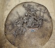 仏東部のアルザス地方で見つかった人骨（2016年6月7日提供）。(c)AFP/INRAP / Michel Christen