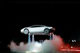 テスラ新型車「空飛ぶ」ロードスター公開、空中で一回転