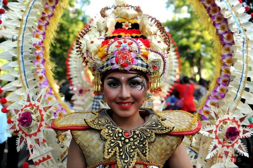 バリ・アートフェスティバル」開幕、伝統舞踊など披露 写真14枚