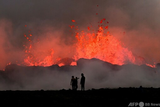 太陽のようなオレンジ色」 噴火のアイスランド火山に見物客 写真21枚