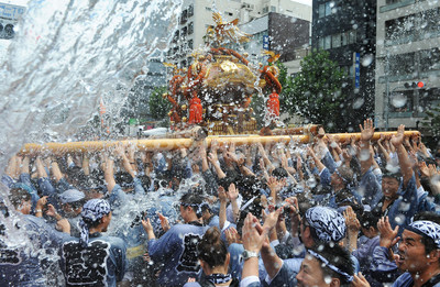 深川八幡祭り みこしと水掛けで復興に願いこめる 写真16枚 国際ニュース Afpbb News