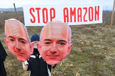 物流施設建設予定地で人間の鎖、仏で米アマゾンへの抗議デモ