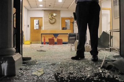 反ワクチン派のデモ隊がテレビ局襲撃 キプロス