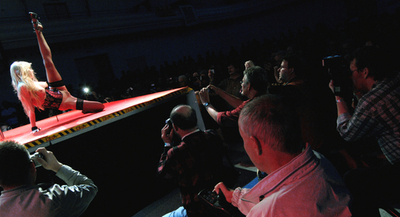 豪議員、下着姿でポールに手錠でつながれた武勇伝を認める