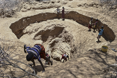 浅井戸にしみ出た水で命をつなぐ、深刻な干ばつのケニア