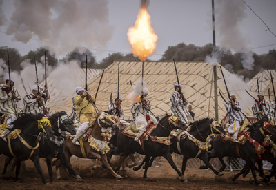 馬上で祝砲 モロッコで伝統の祭り