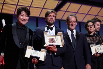 是枝作品主演に男優賞 最高賞、オストルンド監督2度目の栄冠 カンヌ映画祭