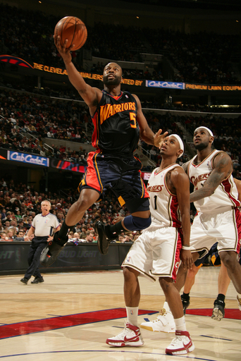 ウォリアーズ キャバリアーズを降しシーズン16勝目