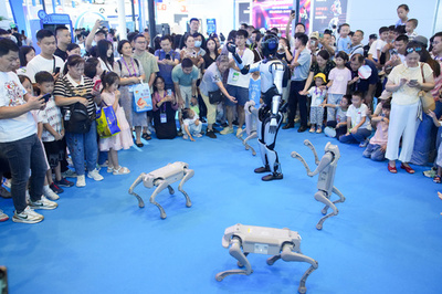 【三里河中国経済観察】広西発展改革委主任の白松涛氏、1兆元級産業クラスター構築を加速