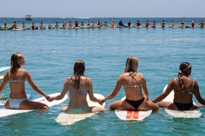 ハワイ山火事、ホノルルのビーチで犠牲者追悼