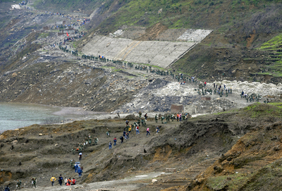 四川大地震、死者不明者4万人以上に