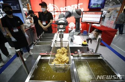 韓国・苦境の自営業者が手を伸ばす「キッチンロボット」