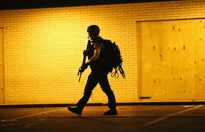 米黒人青年射殺、デモ隊に銃口向けた警察官に無期停職処分