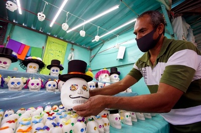 街にあふれるガイコツ、「死者の日」控えたメキシコ