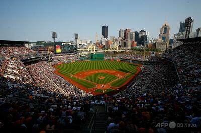 ファンが外野スタンドから落下、病院搬送 MLBパイレーツ戦