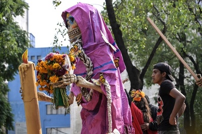 メキシコ市で「死者の日」パレード