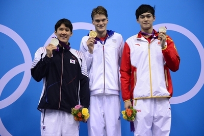 アニエルが金メダル獲得、男子200メートル自由形