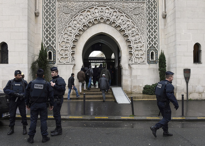 政府報道官やモスクの襲撃を計画、10人を逮捕 フランス
