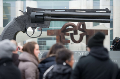 巨大ピストルで武器輸出にNO！ ドイツ