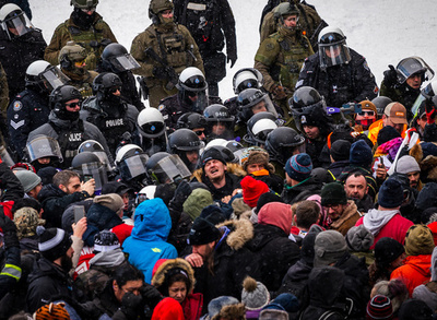 カナダ議事堂前 警察がトラックデモ隊を排除