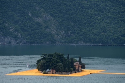 クリスト夫妻、キューブつないだ湖上の桟橋アート イタリア