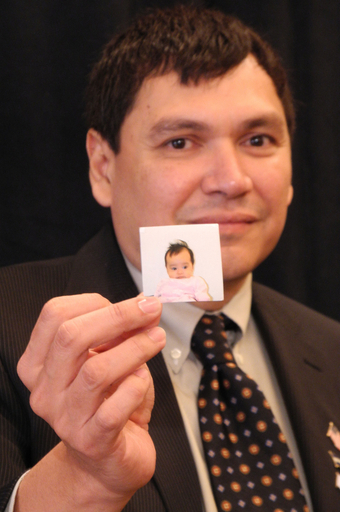 日本に連れ去られた娘戻る、「クリスマスの奇跡」と米国の父親