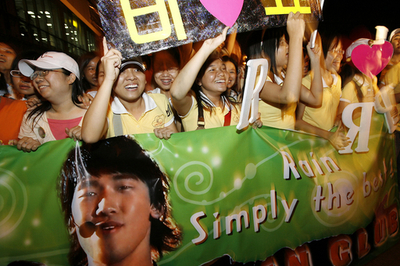 熱狂的出迎え！ピ（Rain）がホーチミン入り - ベトナム