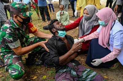 エンジン故障で1か月…ロヒンギャ難民、インドネシアに漂着