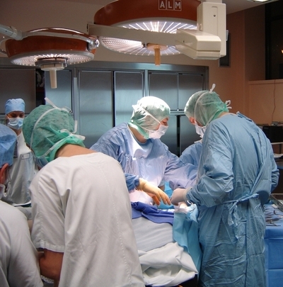 手術中に男性器を切断した医師に賠償金支払い命令、ルーマニア