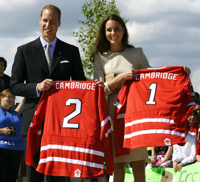 カナダ訪問中の英王子夫妻、ストリートホッケーを体験