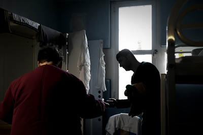 フランス全土の刑務所、監房内に固定電話設置へ