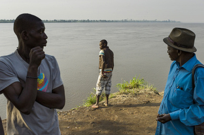 中央アフリカで船が炎上・沈没、乗客100人近く不明の恐れ